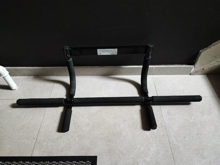 Optrekstang/ pull up baar van Domyos. (Voor aan deur), Sport en Fitness, Fitnessmaterialen, Gebruikt, Oprekstang, Armen, Benen
