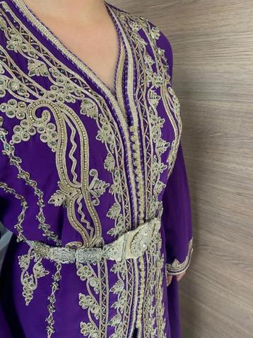 Takchita marocaine et sa ceinture, Enlèvement