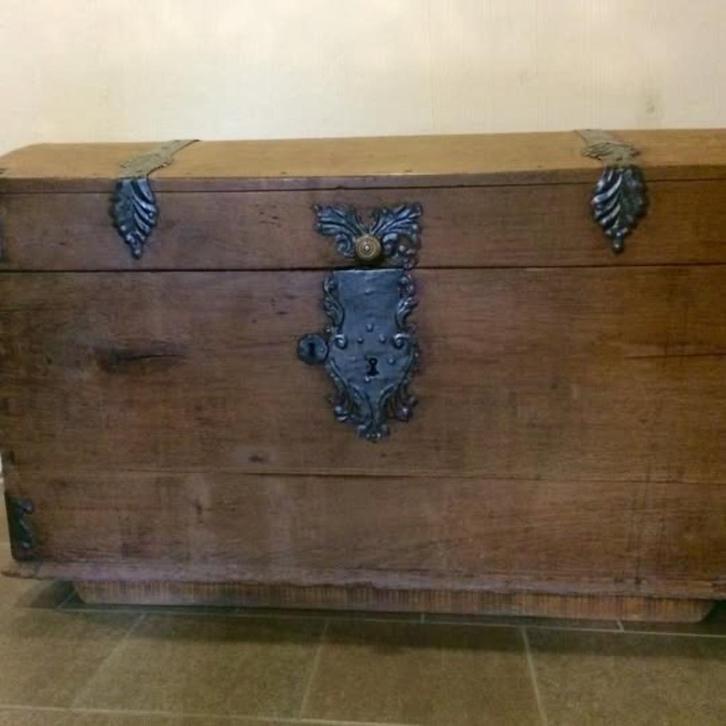 Véritable coffre en chêne massif de château, Huis en Inrichting, Woonaccessoires | Kisten, Eikenhout, Ophalen