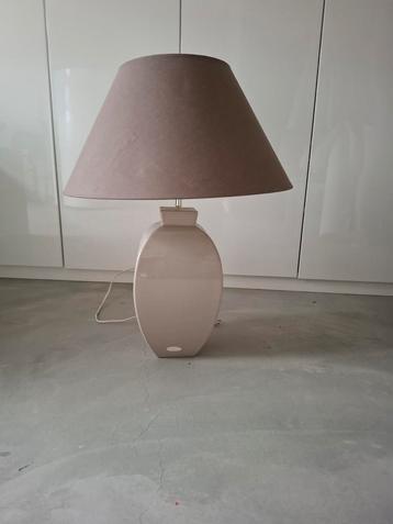 Tafellamp met taupe lampenkap beschikbaar voor biedingen