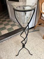 Zwart ijzeren staander met glazen stolp, Maison & Meubles, Accessoires pour la Maison | Vases, Enlèvement ou Envoi, Comme neuf