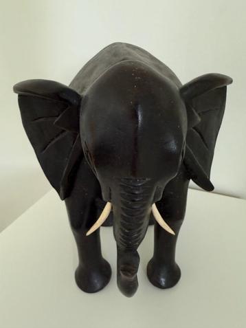 Afrikaanse houten olifant met slagtanden beschikbaar voor biedingen
