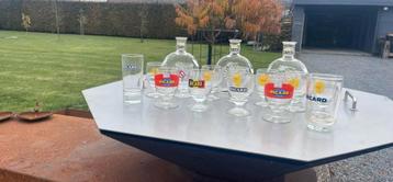 Zeer grote partij Ricard-glazen en glazen kannen beschikbaar voor biedingen