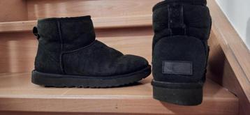  UGG daim noir fourrées pointure 40/uk 7.5 beschikbaar voor biedingen