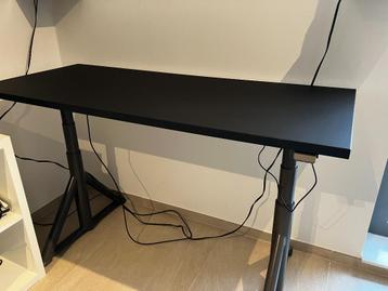 Ikea Idasen elektr. verstelbare bureau gebruikt als DJ tafel