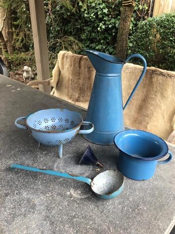 Blauwe emaillen keukenspullen brocante 