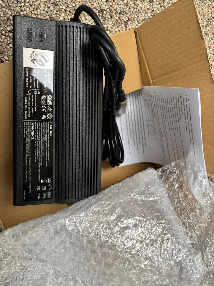 Accu lader 24 volt 5AH en 8AH nieuw in verpakking, Divers, Chaises roulantes, Comme neuf, Fauteuil roulant électrique, Enlèvement