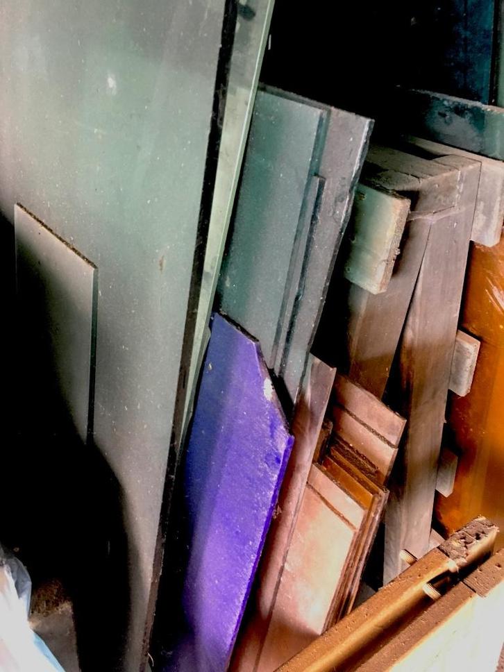 Lot oud en dik vlak gekleurd glas in oude houten staander, Doe-het-zelf en Bouw, Glas en Ramen, Glas in lood, Ophalen