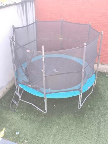 Berg trampoline 330cm met veiligheidsnet en trap. beschikbaar voor biedingen