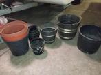 lot van 18 plastiek caspeau en bloempotten, Ophalen