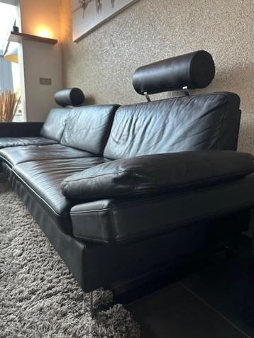Stijlvolle zetel van Brühl met longchair in zwart leder beschikbaar voor biedingen