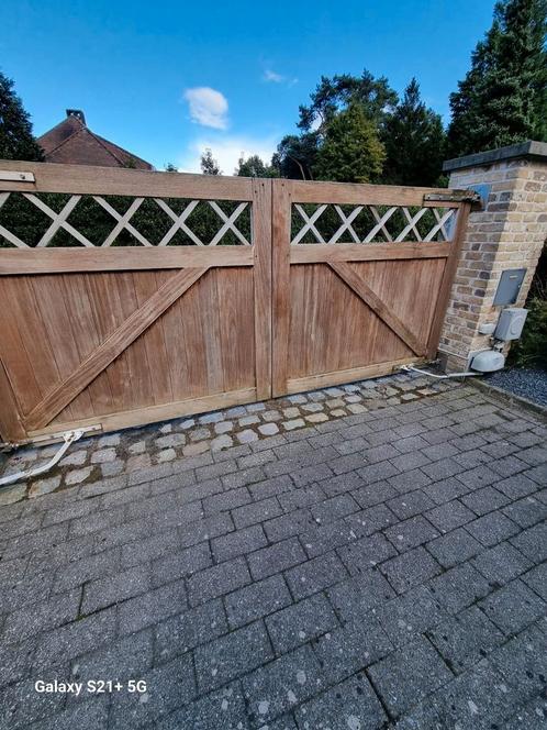 Houten vleugelpoort met aandrijving., Tuin en Terras, Schuttingen, Gebruikt, Ophalen