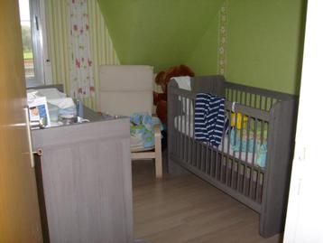 babykamer met verzorgingstafel en nachtkastje beschikbaar voor biedingen