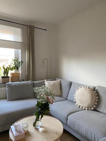 Lichtgrijze hoekzetel beschikbaar voor biedingen