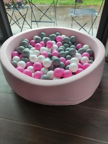 Roze ballenbad Kiddy Moon beschikbaar voor biedingen
