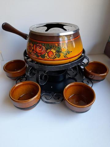 Vintage fondu met vorken en lepeltjes beschikbaar voor biedingen