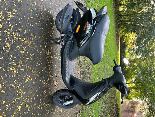 piaggio zip 4T a klasse met nl papieren,rijd 45kmh, Fietsen en Brommers, Scooters | Piaggio, Zo goed als nieuw, Zip, Klasse A (25 km/u)