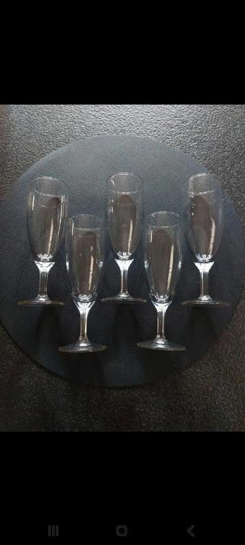 Champagne glazen  beschikbaar voor biedingen
