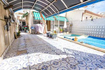 Ruime duplex hoekwoning te koop met zwembad in Torrevieja... beschikbaar voor biedingen