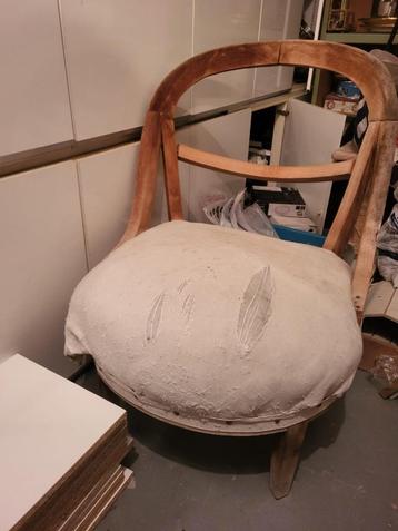 OM TE DONEREN mooie fauteuil om te restaureren beschikbaar voor biedingen