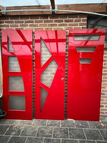 Lot de 4 portes rouge vernis beschikbaar voor biedingen