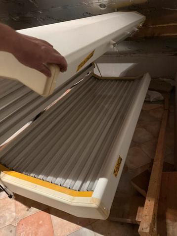 Zonnebank in goede staat beschikbaar voor biedingen