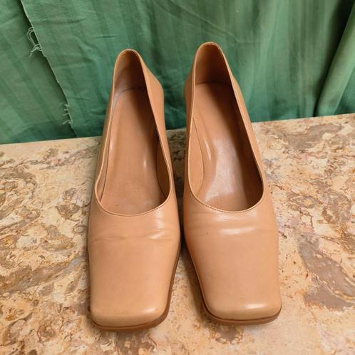 Beige damesschoen met rechte snuit vooraan (maatje 37), Kleding | Dames, Schoenen, Gedragen, Schoenen met lage hakken, Beige, Ophalen