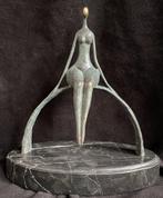 Bronzen abstract zittend meisje op boog, Cesaro zuiver brons, Ophalen of Verzenden