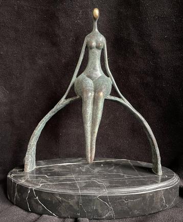 Bronzen abstract zittend meisje op boog, Cesaro zuiver brons, Ophalen of Verzenden