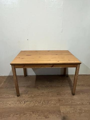 2 houten eettafels beschikbaar voor biedingen