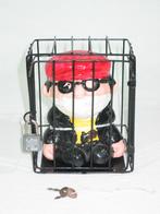 Grappige Spaarpot Bankovervaller In Gevangeniscel – Met Hang, Enlèvement ou Envoi, Utilisé, Pierre, Poterie ou Céramique, Autres thèmes