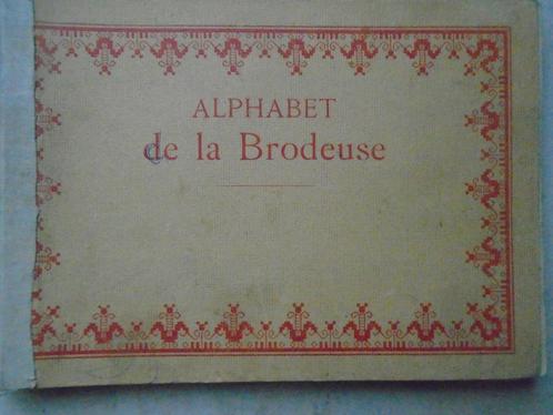 ALPHABET DE LA BRODEUSE/CROCHET DECORATION BIBLIOTHEQUE DMC, Antiquités & Art, Antiquités | Livres & Manuscrits, Enlèvement ou Envoi