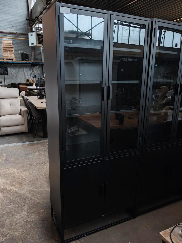 Zwarte vitrinekast (outlet), Huis en Inrichting, Woonaccessoires | Overige, Nieuw, Ophalen