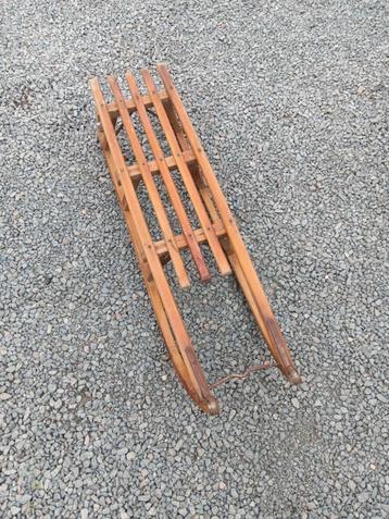 Houten slee beschikbaar voor biedingen