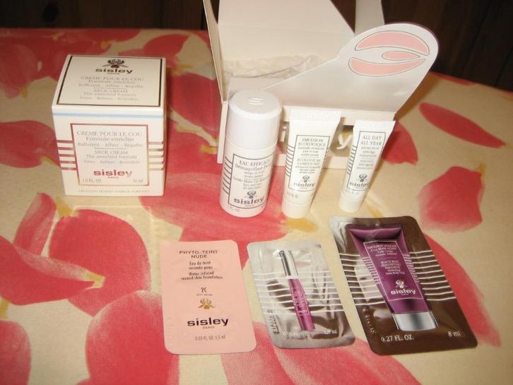 SISLEY CREME POUR LE COU + COFFRET SOINS, Handtassen en Accessoires, Uiterlijk | Gezichtsverzorging, Nieuw, Verzorging, Gehele gezicht