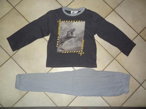 Coole pyama "Jurassic World" (maat : 8 j / 128)(goede staat), Kinderen en Baby's, Kinderkleding | Maat 128, Gebruikt, Jongen, Nacht- of Onderkleding