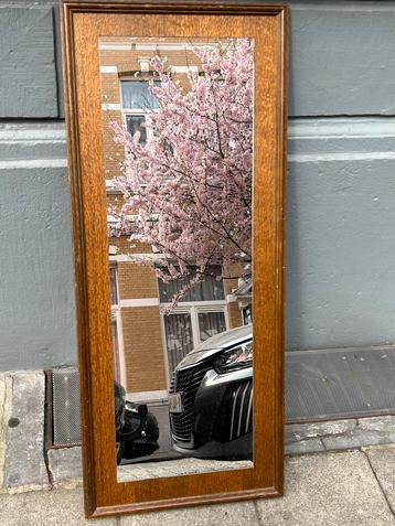 Spiegel met houten kader  beschikbaar voor biedingen