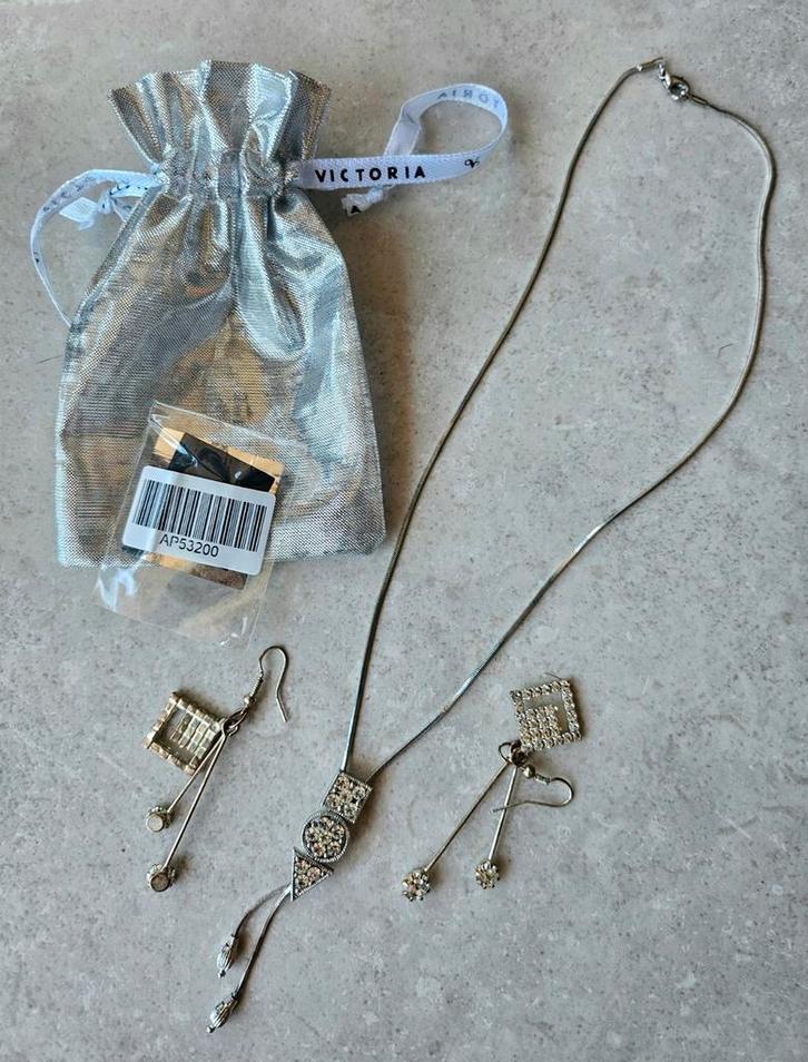 Te koop een set van ketting met oorbellen, Handtassen en Accessoires, Oorbellen, Zo goed als nieuw, Overige materialen, Zilver