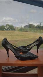 Zwarte volledig lederen pump met open zijkanten Bertie P: 39, Kleding | Dames, Schoenen, Ophalen of Verzenden, Zo goed als nieuw