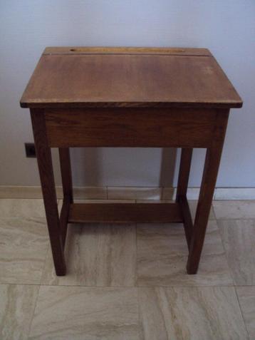 Vintage/retro houten lessenaar, bureau beschikbaar voor biedingen