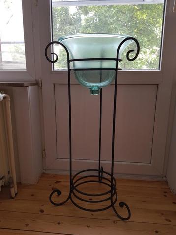vasque en verre sur trépied en métal beschikbaar voor biedingen