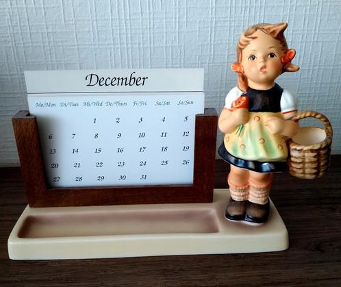 HUMMELFIGUUR MET EEUWIGDURENDE KALENDER, Verzamelen, Beelden en Beeldjes, Zo goed als nieuw, Ophalen of Verzenden