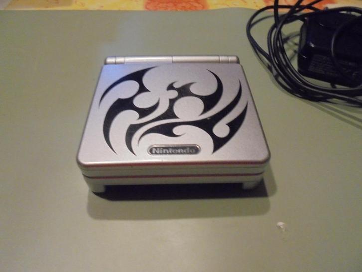 Nintendo Game boy advance SP Tribal + laadkabel (orig), Games en Spelcomputers, Spelcomputers | Nintendo Game Boy, Gebruikt, Game Boy Advance