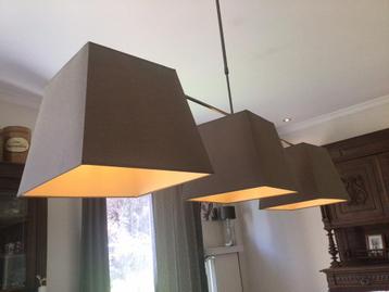 Hanglampen in nieuwstaat. beschikbaar voor biedingen