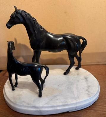Bronzen paarden op marmer beschikbaar voor biedingen