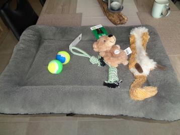1 honden kussen en honden speelgoed beschikbaar voor biedingen