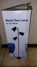 Metal floor lamp zwart,  (GEEN KOERIER DIENSTEN), Huis en Inrichting, Metaal, Zo goed als nieuw, Ophalen