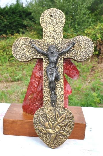 crucifix mural bois recouvert cuivre martelé  beschikbaar voor biedingen