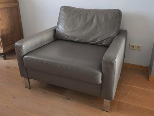 Grijze lederen fauteuil – stijlvol en comfortabel, Huis en Inrichting, Fauteuils, Gebruikt, Leer, 100 tot 125 cm, 75 tot 100 cm