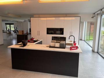 Blinkende keuken met eiland in zwartbruine houtfineer beschikbaar voor biedingen